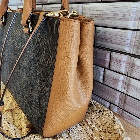 MK Michael Kors Kellen MD satchel. Brown signature color, used/ excellent condt - Picture 13 of 16